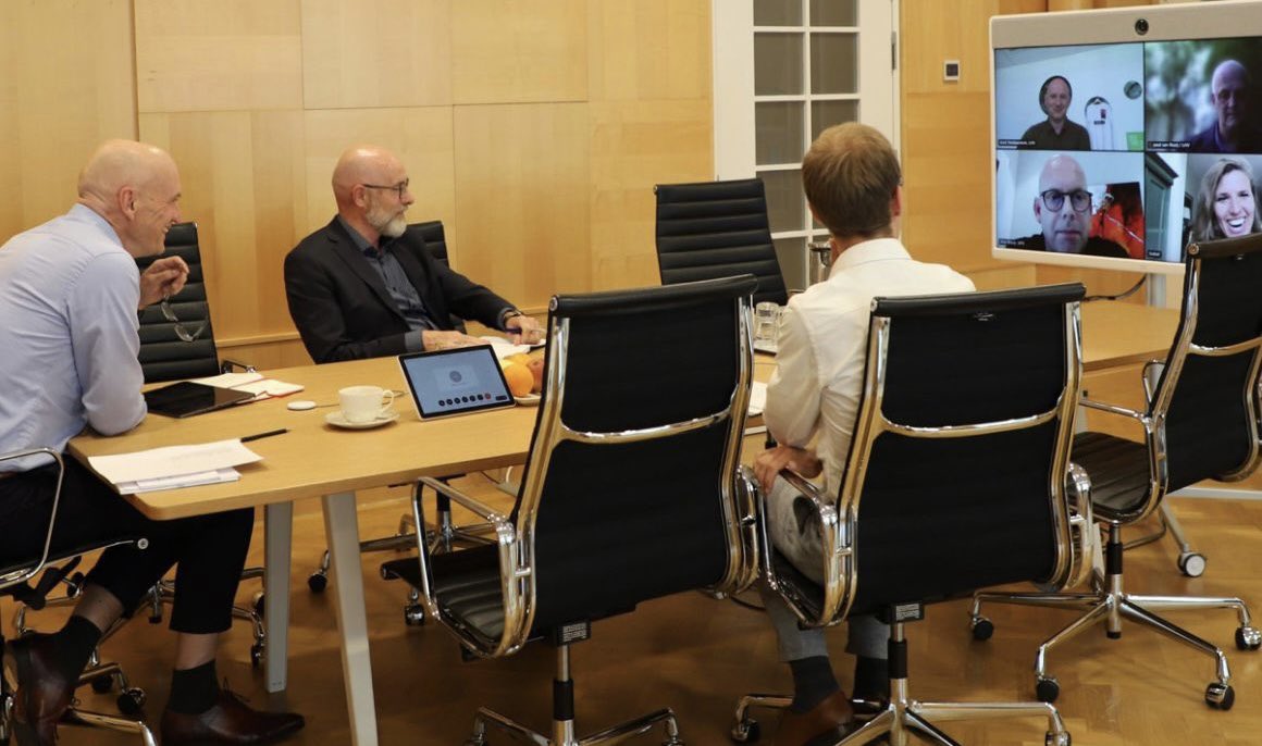 Minister na manifestatie in gesprek met vertegenwoordigers van huisartsenorganisaties en actiegroep.