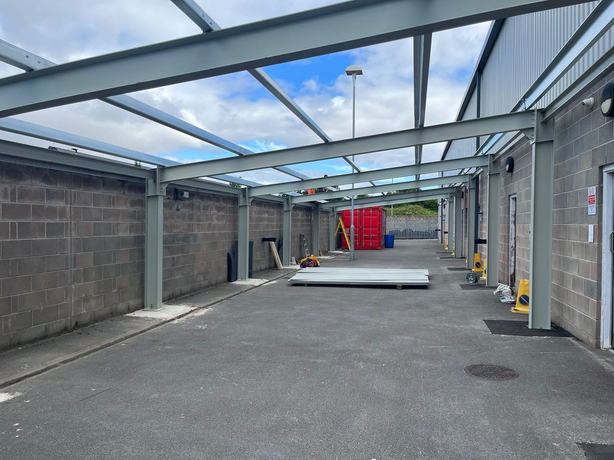 The roof goes on… 𝐓𝐎𝐃𝐀𝐘! 👀

#UTS 🦐