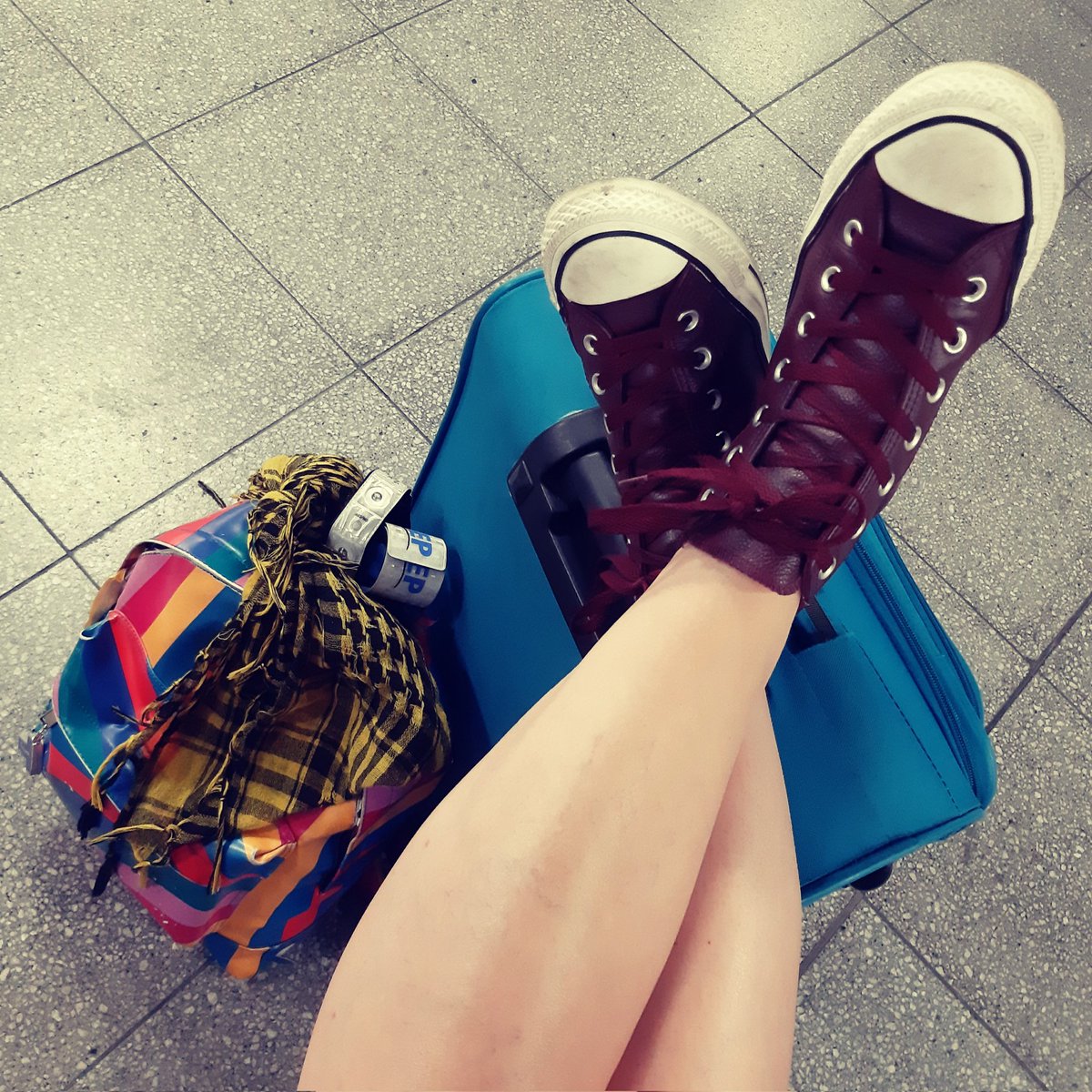 Waiting...with a cool vibe!
#london #londonlove #londres #onmyway #travelphotography #travelgram #train #trainstation #eurostar #wait #waiting #waitingroom #suitcase #backtolondon #backpacking #suitcasetravels  #shoegram #converse #leather #colours #colourful #scarf