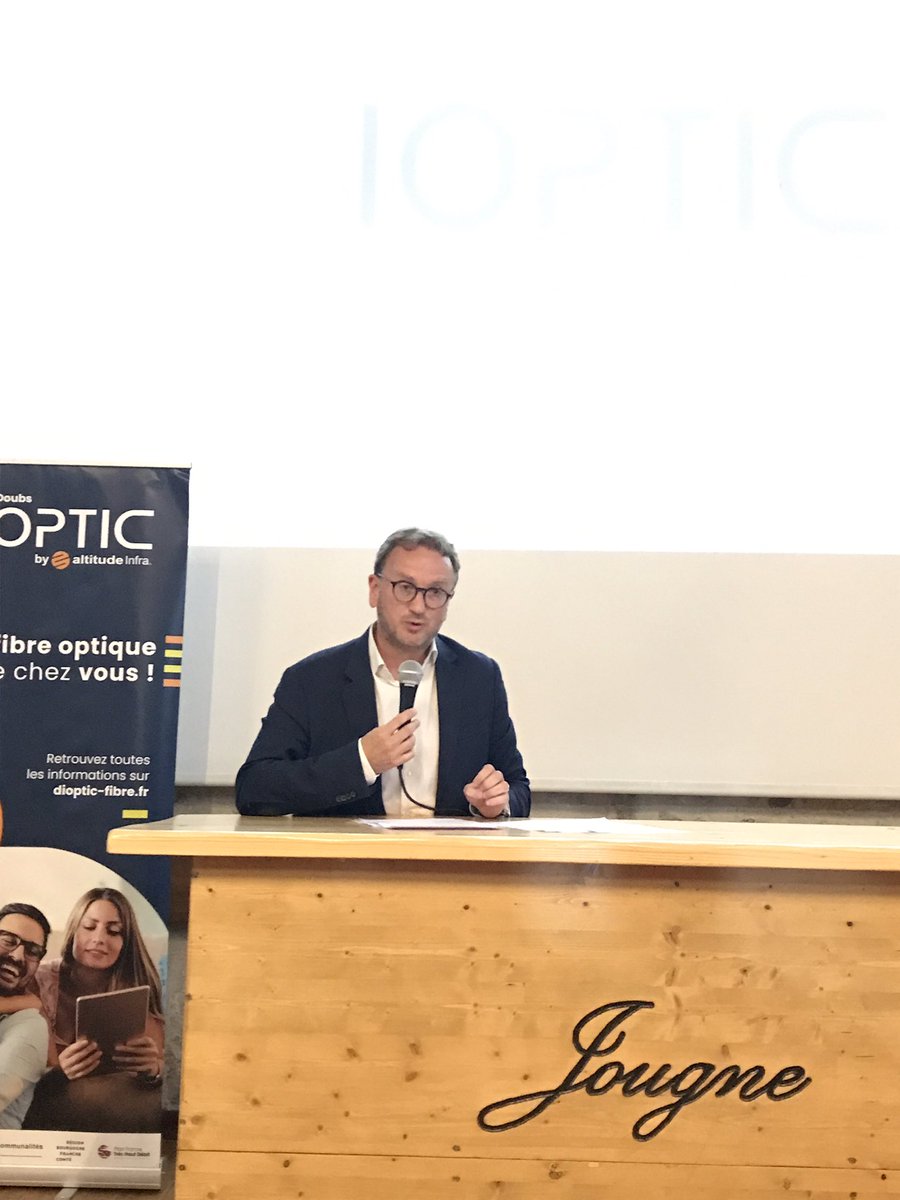 handgs's tweet photo. Quel plaisir cher @DenisLeroux25 pour la @BdT_BFC d’être aux côtés du @Doubscd25 et du #SMIX Doubs THD pour célébrer le 50.000ieme abonné #THD et l’interconnexion 🇨🇭🇫🇷 Nos financements 💶 et votre mobilisation 🚧 ont de beaux effets 👌 https://t.co/DIzopvdwci