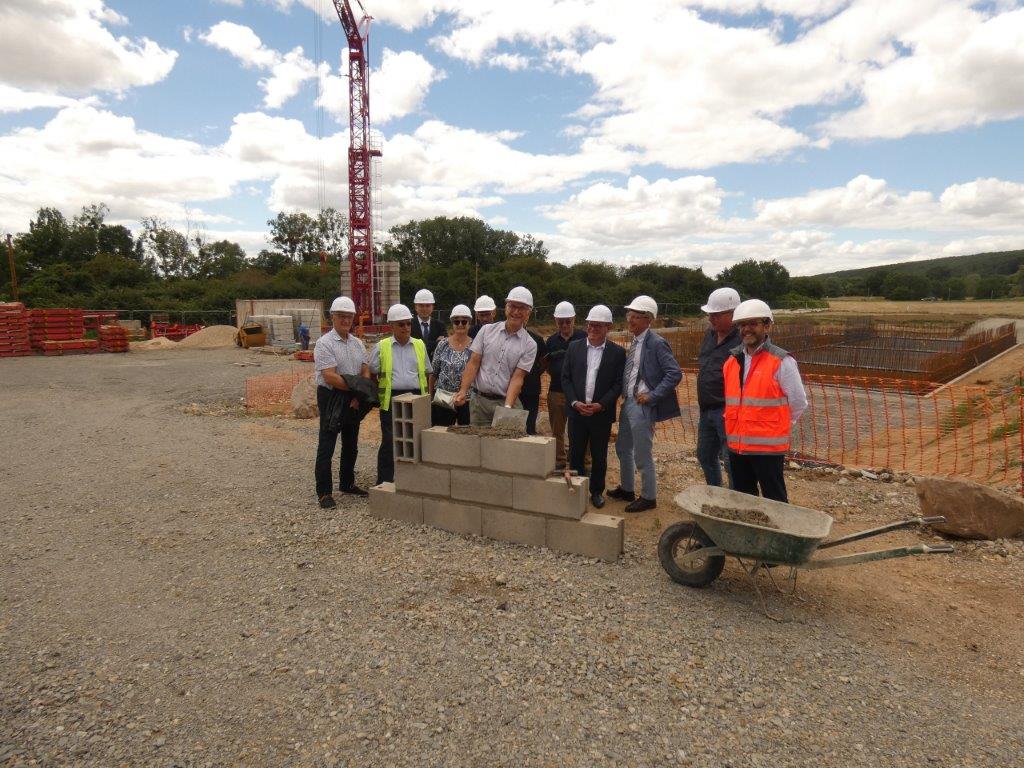 CCcoeurdefrance's tweet photo. Vendredi 30 juin dernier a eu lieu la pose de la première pierre de la future station d'épuration de Saint-Amand-Montrond. L'ouverture de cette nouvelle station est prévue en 2024. https://t.co/hvSCbJIT4g