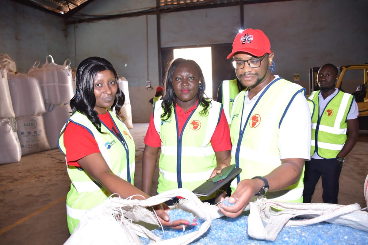 CocaColaBevUg's tweet image. Last week @patriciaobozuwa, Shiletsi Makhofane, Emily Waita Macharia, @DianaApioK, Eng. Rachel Muli &amp;amp; @skaheru of Coca-Cola Beverages Africa, Uganda visited @RecyclingUG in Kinawataka, an initiative of @centurybottling and witnessed first-hand our #WorldWithoutWaste programs.