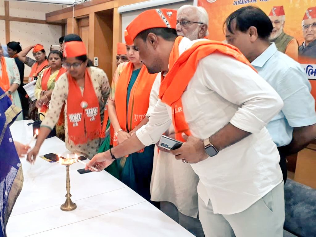 igaurangpatel10's tweet photo. આજ રોજ મધુર ડેરી ગાંધીનગર ખાતે પ્રાથમિક સદસ્યતા અભિયાન અંતર્ગત ગાંધીનગર જિલ્લા તેમજ મહાનગર મહિલા મોરચા ની બેઠક યોજાઈ. https://t.co/7ROraaYaox