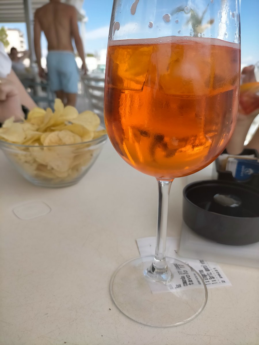 ElisaconlaL's tweet photo. 😁 #spriz time. Si, a quest'ora, con questo caldo! 😝 https://t.co/WSnLBeXPQ3