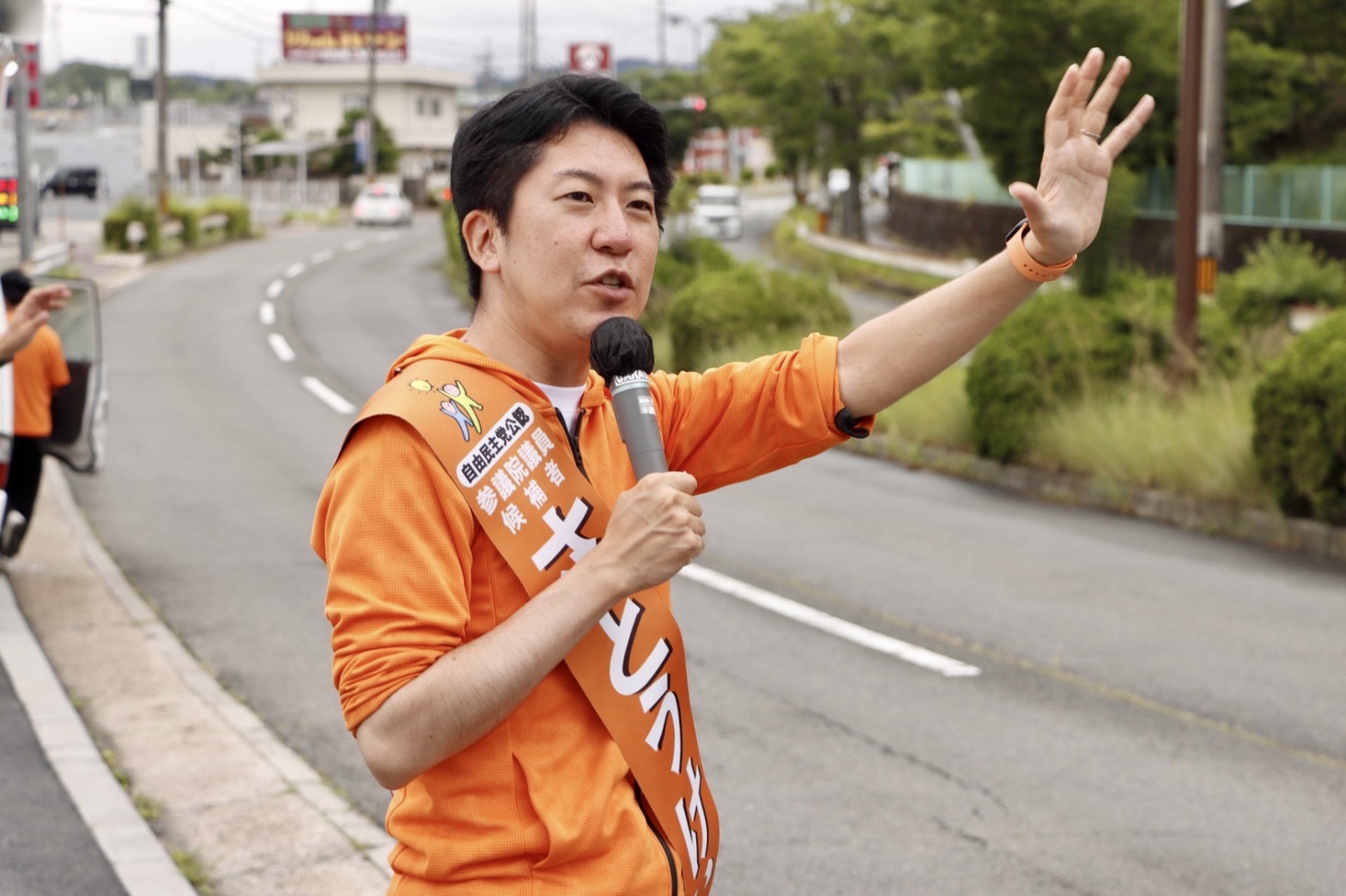 佐藤 啓 さとうけい 参議院議員 奈良県選挙区 断続的に雨が降る中 午後も引き続き奈良市西部で活動 経済産業大臣政務官として コロナ禍で苦しむ企業の支援に必死で取り組みました 今後の経済再生にその経験を活かすため あなたの一票を託し
