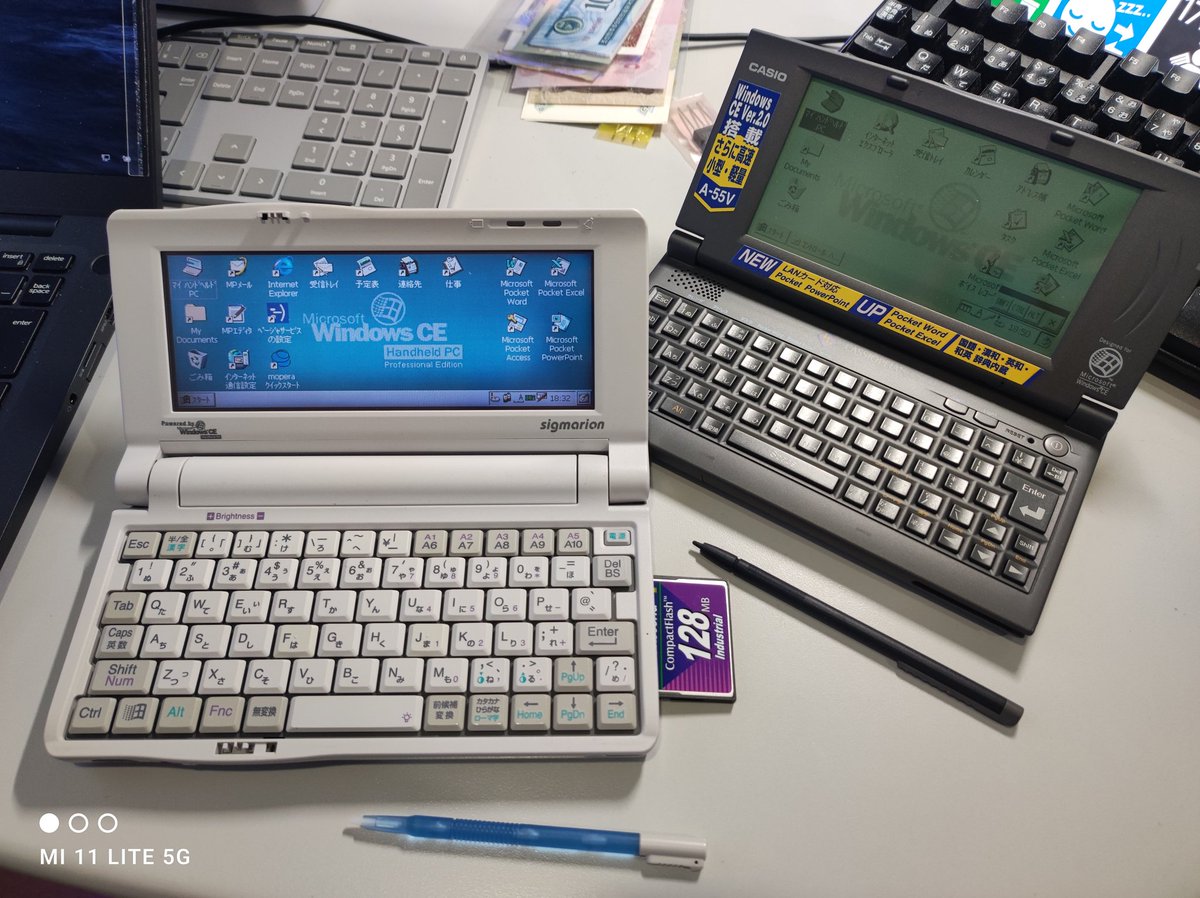 IchikawaYukko's tweet image. 🙋🏻‍♀️スマホのご先祖様とも言えるH/PC（ #ハンドヘルドPC ）を手に入れたっ！ #WindowsCE 2.0だよん♪ ガラケーか公衆電話に接続して出先でインターネットが楽しめる画期的（ぉ　なデバイス！
👩🏻‍✈️左がNTT DoCoMo #シグマリオン （MIPS, 32MB）で右がCASIO製 #カシオペア ♪（8192KB, SH3） #PocketPC