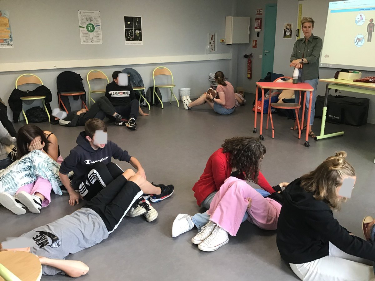 Dernière session de formation au #PSC1 des 4e du <a href="/collegecerisy/">Collège Anne Heurgon-Desjardins</a>