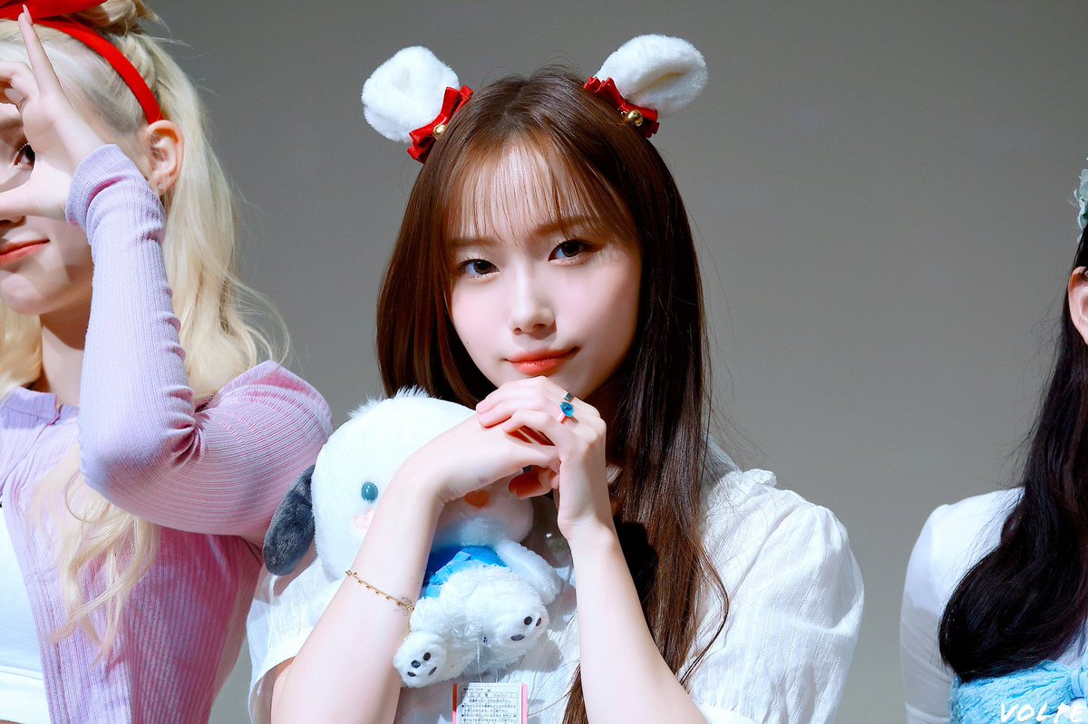 foryoungeun's tweet photo. eu estava com tanta saudade de ver a geun de franjinha :( https://t.co/bXXrN0poXF