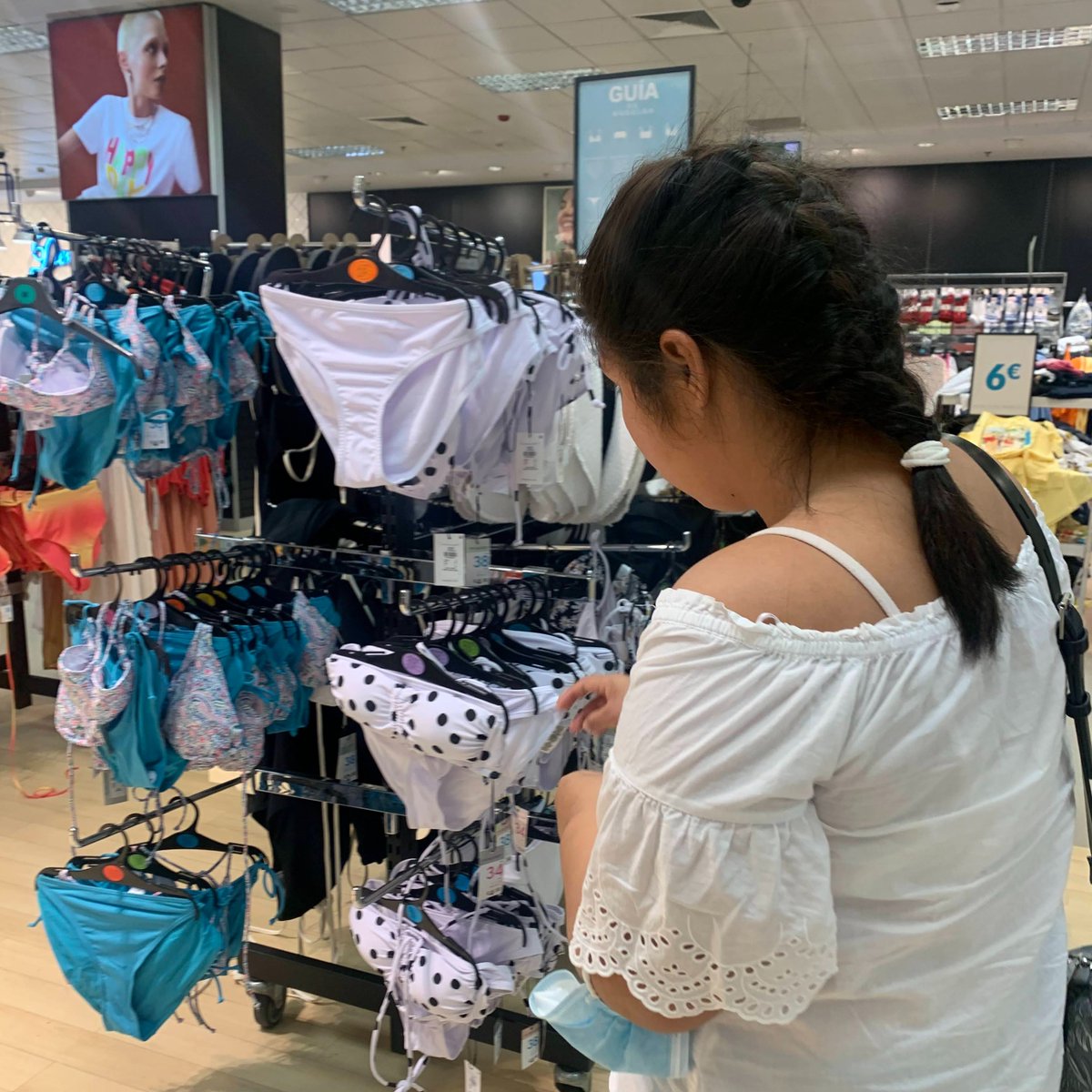 Nuestra compañera Irene, se desplazó hasta Ubrique para visitar a Gretzel, con la que hacemos una labor de apoyo y acompañamiento, además de ejercer una defensa judicial. También, aprovechamos para comprar ropa de verano, ayudándola a elegir las prendas adecuadas
