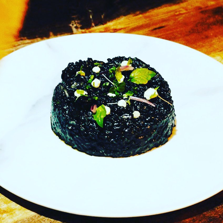 Arroz negro de sepia, mejillones, gambas y alguna cosita más, mmmmuy rico!!! 

#lacommissione #lacommi #restaurantesvalladolid #restaurantesarroyodelaencomienda #arroyodelaencomienda #comesano #comesanoyrico #muyrico #food #foodlover #gardenrestaurant #garden #eatin #takeaway