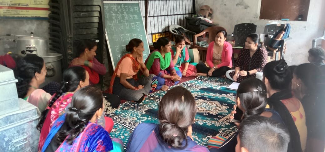 ngo_smart's tweet photo. Team SMART at @henvalvaniCR, Chamba, interacting with women's groups on domestic violence.
#notodomesticviolence #domesticviolenceawareness #domesticviolencesurvior #hinsakono #womensupportingwomen #womensrights #DVact #SMARTngo #radiomewat #CommunityRadio https://t.co/9BEWBKBAqL