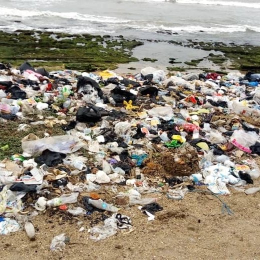 PlasticPunchGH's tweet photo. The rains are bringing in more trash on the shorelines..
Are you reducing your plastic usage and disposing off your waste properly ?
#Bethechange #Zerowaste #SDGs #Ghana #Lessplastics #Betterlives π«ππ
ΏοΈπ€ https://t.co/SOTqhI87BQ