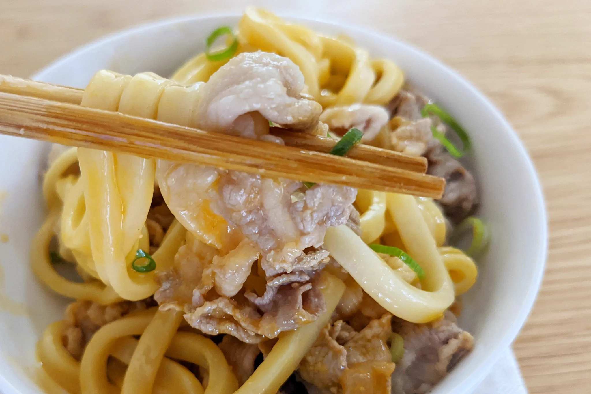 味噌を加えるのがミソ！簡単「みそ豚しゃぶ釜玉うどん」