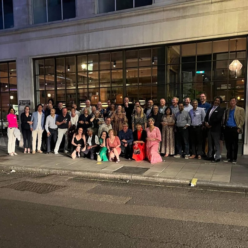 The first photo is the @uniofleicester Medical School Class of 1991! The second photo is the Class of 91' Medical School at there 30 year reunion in June!! #LeicesterAlumni #CitizensOfChange #UoL100 #UniversityOfLeicester