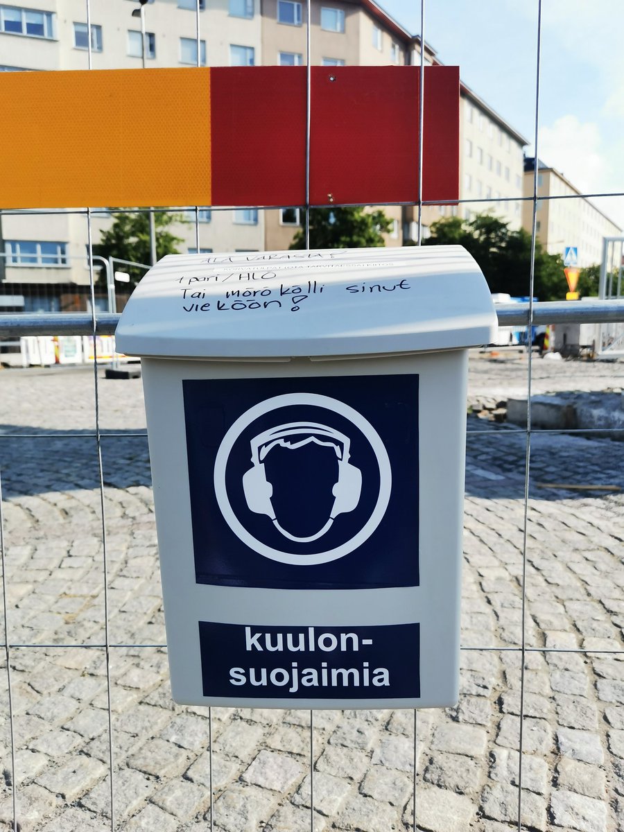 Vastuullista toimintaa, kiitos <a href="/Kruunusillat/">Kruunusillat-raitiotie</a>! Tarjotaan kuulonsuojausta myös ohikulkijoille 😀, 10 pistettä! <a href="/YITGroup/">YIT Group</a> <a href="/KreateOy/">Kreate Oy</a> <a href="/HelsinkiKymp/">Kaupunkiympäristö</a> <a href="/INFRA_ry/">INFRA ry</a> #vuodenkatutyömaa