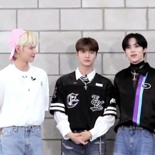princechavid's tweet photo. IT'S HWANGMINI LOOKING AT EACH OTHER AND IT'S NOT EDITED!!!! 😭😭😭😭😭😭👌👌👌👌👌 https://t.co/cE4SlML2xi