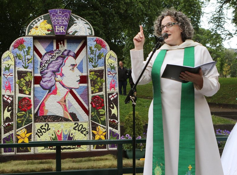 The Blessing of the Wells ceremony took place in #Buxton at the weekend. Who can you see in our bumper picture gallery?

buxtonadvertiser.co.uk/news/people/bu…