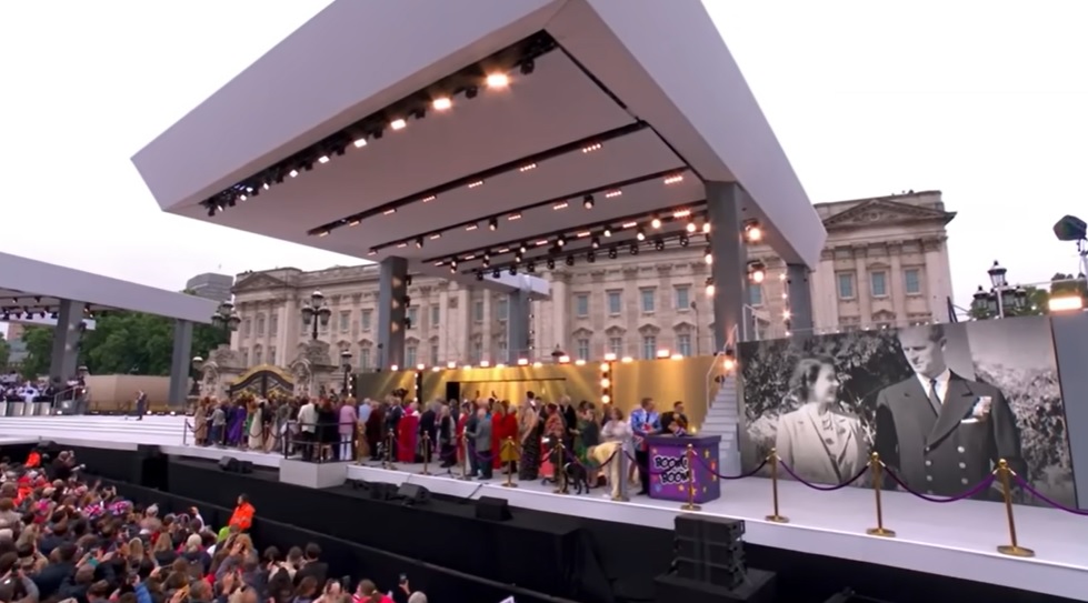 Coronation2023's tweet photo. ''I found the one'', the words of 'Perfect'. sung by Ed Sheeran, at the end of the #PlatinumPageant, just as an image of The Queen and Prince Philip was shown at the Palace. https://t.co/wGoekuyWFP