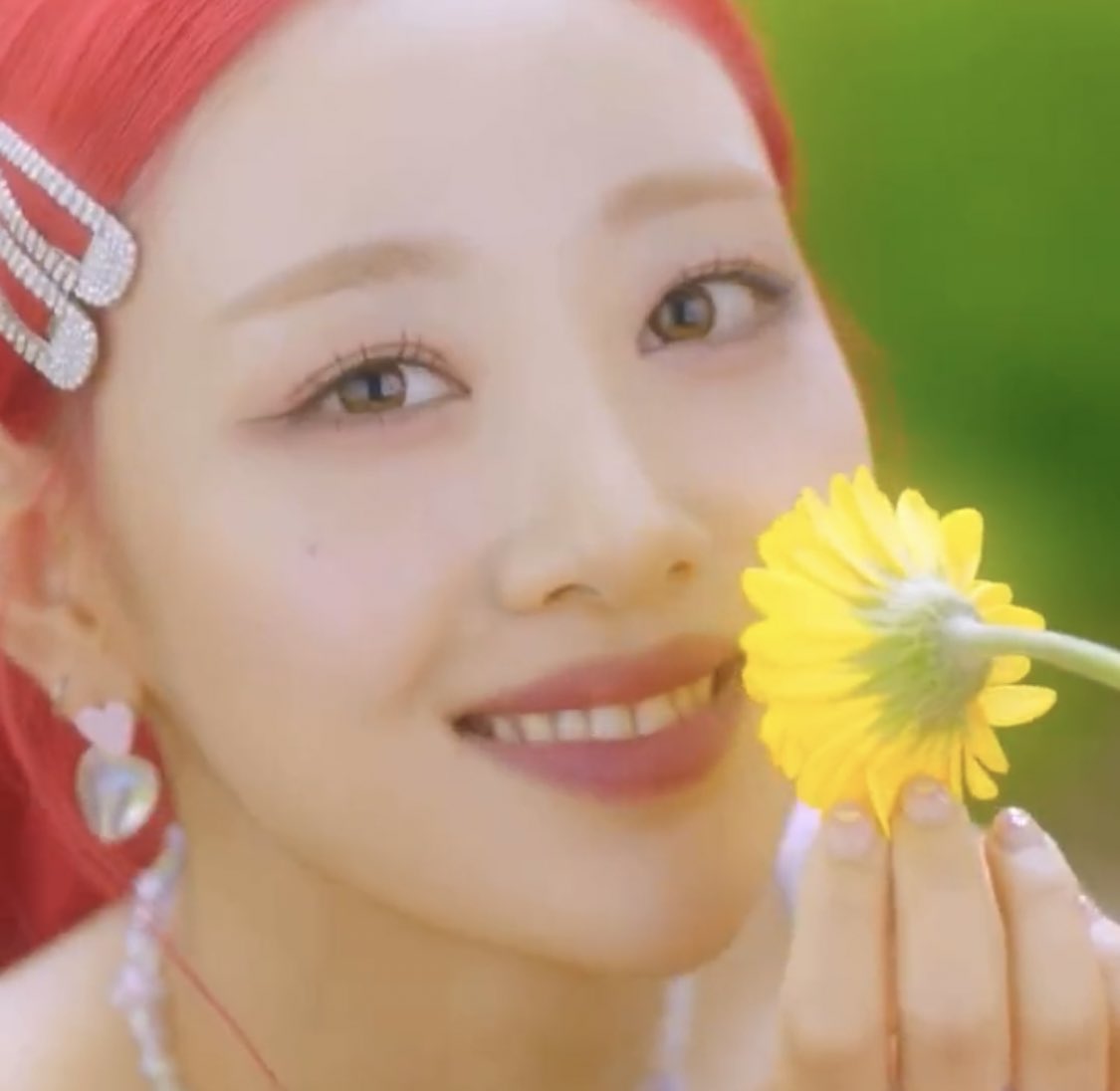 yveseolathinker's tweet photo. yves fl!p that and seola last sequence! https://t.co/t9DD3w9fgo