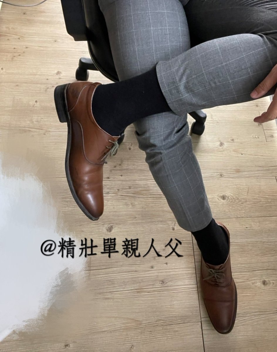 單親爸爸原味內褲實穿照

因為太多人來問內褲款式，
四角三角我都會穿，
實穿照大致如下

襪子的話平常工作穿紳士襪，
運動穿運動襪
都可以挑選

現在買原味就送鳥照！

#精壯 #單親 #人父 #爸爸
#原味 #內褲 #襪子 #紳士襪 #運動襪