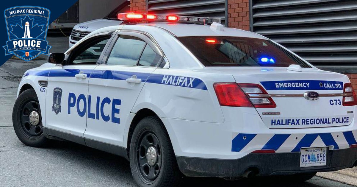 HfxRegPolice's tweet photo. Every second is critical when an emergency vehicle is responding to a call. Motorists, do you know what to do when encountering an emergency vehicle with its sirens blaring &amp; lights flashing during your commute? #SlowDownMoveOver Learn more, visit: https://t.co/FvU3L3MRdQ https://t.co/fiYsy8PtyJ