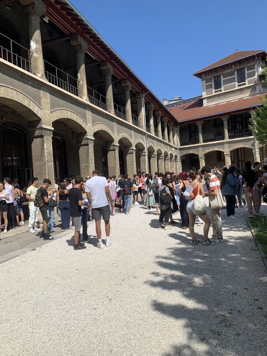 Effervescence de la publication du #bac 
Joie et émotion au RDV !
Et toujours le même plaisir pour nous tous de se retrouver à l’occasion de ce rituel en forme d’adieu.
Chers élèves,
Continuez à dessiner le plus beau des parcours, celui qui vous correspond et vous motive 🫵