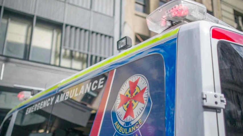 cal_knowles_'s tweet photo. A new study's found that delays offloading patients from ambulances–known as ramping–were associated with about 70 preventable deaths in 2018. COVID-related staff shortages aren't the problem: https://t.co/oo1cLO3sSu https://t.co/chZ68RN1rr