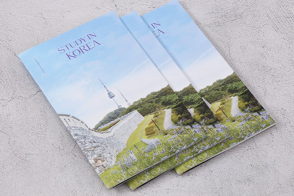 #가이드북 #가이드북제작 #가이드북디자인 #홍보책자
디자인위드에서 <국립국제교육원> 스페인어 가이드북을 디자인 제작했습니다. 한국적인 미가 돋보이는 이미지 중점의 페이지 레이아웃을 통해 매거진 스타일을 살려 만들어주었습니다.

사양. 147*240mm