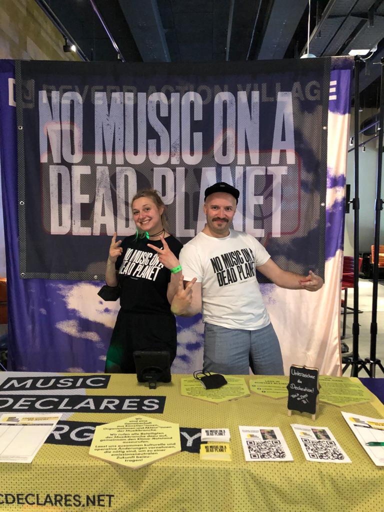 Strahlende Gesichter, jubelnde Menschen - so muss das! In den letzten Wochen haben uns die feinen Leute von <a href="/REVERB_org/">REVERB</a> eingeladen auf den Deutschland-Tourneen von <a href="/billieeilish/">billie eilish</a> und <a href="/lorde/">Lorde</a> unsere Bewegung vorzustellen und wir hatten eine tolle Zeit!

#nomusiconadeadplanet #ontour