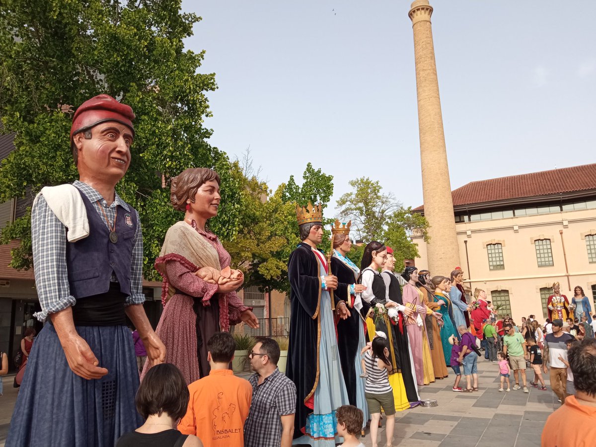 GegantC's tweet photo. XX TROBADA DE GEGANTS D'IGUALADA I COMARCAL 2022

📱Ja teniu disponible el vídeo de la trobada gegantera de @Bisbalet i de la comarca de l'Anoia 2022!
Aquest any la trobada va comptar amb la presència d'uns convidats especials, els gigantes de Torrejón de Ardoz ! 🤩

🥰 https://t.co/KrtdwsItSW