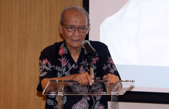 "Saya tak tahu harus berkata apa terhadap Prof <a href="/HaedarNs/">Haedar Nashir</a> dan <a href="/BuyaSyafii/">Jaringan Buya Syafii (JBS)</a> ini. Dua ulama junjungan di sebuah organisasi besar di dunia. Tak ada Rubicon, Alphard atau mobil mewah lainnya. Cukup kereta api atau mobil Xenia butut yang dikendarai bergantian."

 - Nurbani Yusuf