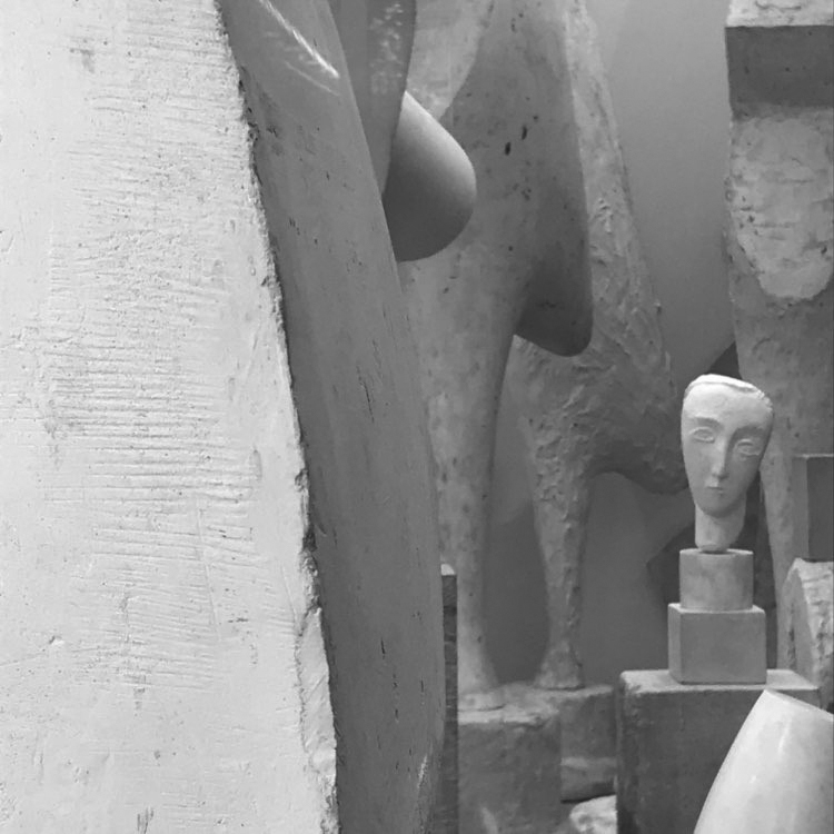 Brancusi's studio, reproduction after 1997, Centre Pompidou, Paris. Photo Andrea Parga, 2022 centrepompidou.fr/en/collections… #brancusi #studio #centrepompidou #paris #renzopiano #sculptures #materials #visual #visualclues #photo #photography #white #blackandwhitephoto #photoexploratory