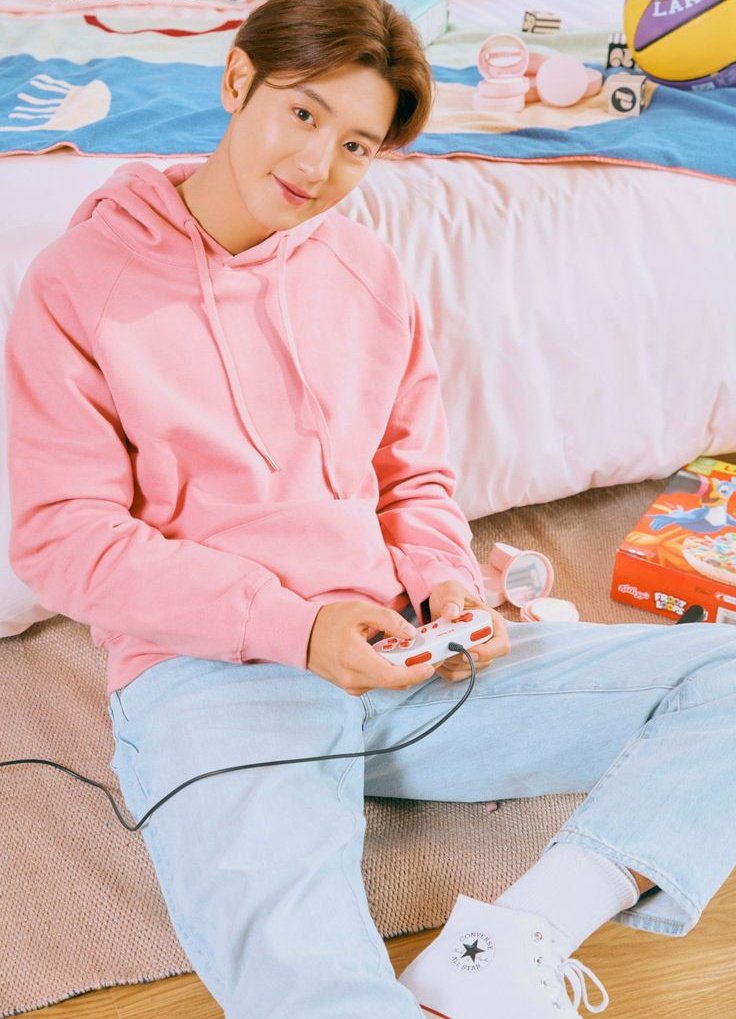 falorus's tweet photo. chanyeol on the set of barbie (2023) https://t.co/LXXL3rXduI