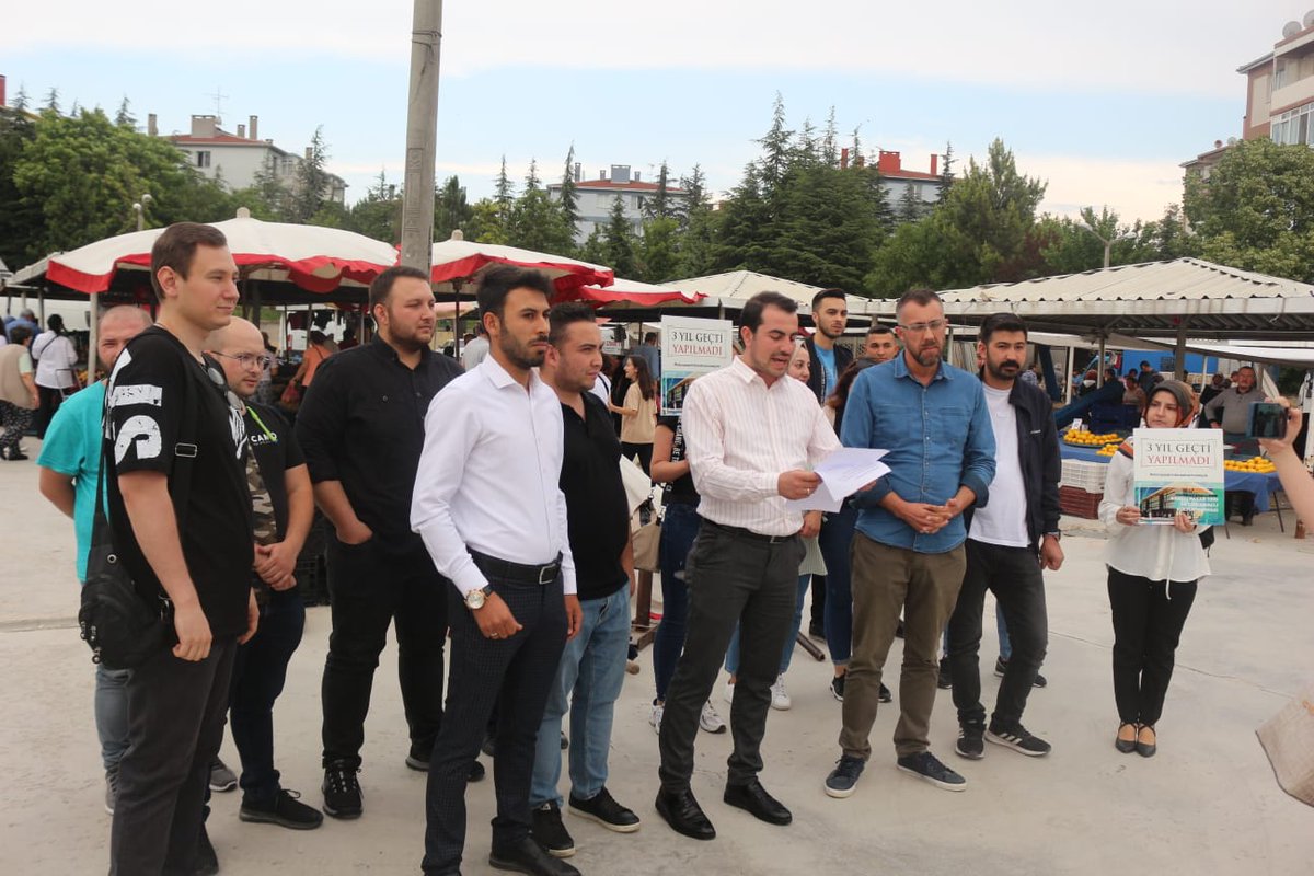 yasinn_26sarii's tweet photo. Odunpazarı Belediye Başkanı @CHPKAZIMKURT 'un 2019 yerel seçimlerde Yenikent Mahallesi'nde bulunan pazar yerini kapatma sözü vermişti. Bizlerde sözünü yerine getirmekten bir haber başkana bu konuyu hatırlatmak istedik.

@AKGenclikGM
@avhamzadag
@AkOdunpazariGnc
@OsmanAgzikara https://t.co/n3kXjsCY9y