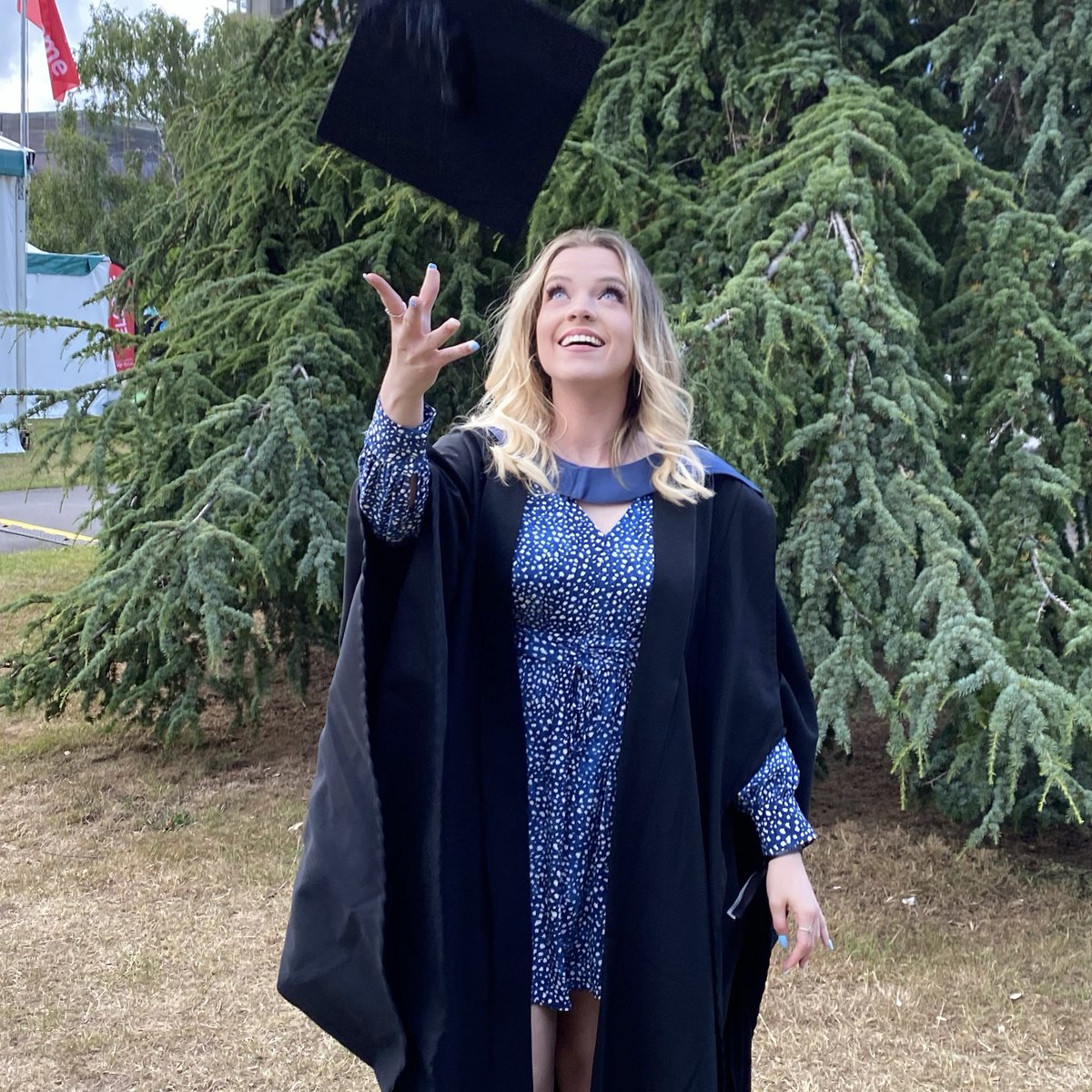 Congrats to our brilliant intern Charlie Bisson, graduating with a degree in History and International Relations and was also awarded the Peter Campbell Academic Performance Commendation for being one of the best performers in her degree! 🧡#teamswitch #graduationday #internship