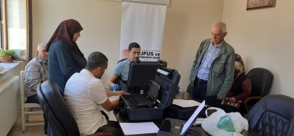 MerkezNufus's tweet photo. Yaşları itibariyle Müdürlüğümüze gelemeyecek durumda olan Nevşehir/Merkez Uçhisar Mahallemizde  ikamet eden 115 büyüğümüzün T.C.K. Kartı başvuruları ve hayır duaları adreste Nüfus hizmeti kapsamında alınmıştır.@sefikaygol @nevsehirvalilik @IlNevsehir @EkiciLafc @hll_tmz https://t.co/znZhivV4BE