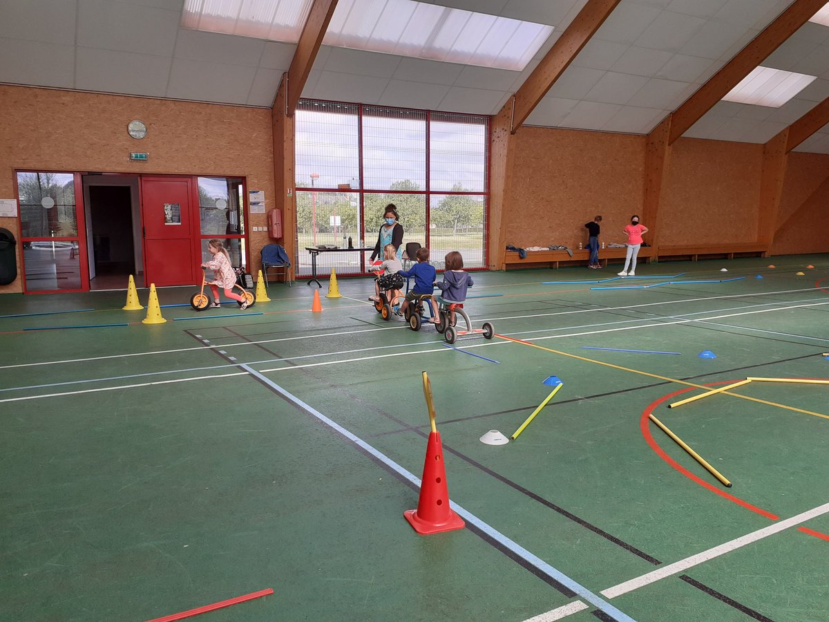 EcoleQueneau's tweet photo. Après quelques séances de piste routière pour les maternelles dans la cour de l école, ceux-ci ont testé le parcours concocté pour eux par les élèves de cm1 et cm2 dans le gymnase ce matin. #entraide #intercycle 🚴♂️🚴♀️🚴 https://t.co/AnMzs21FqX