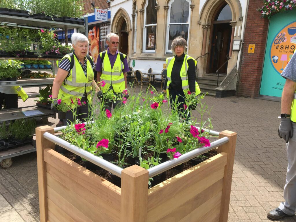 hfmnews's tweet image. Good luck to Market Harborough&apos;s In Bloom team as judges from the East Midlands In Bloom competition visit town today!