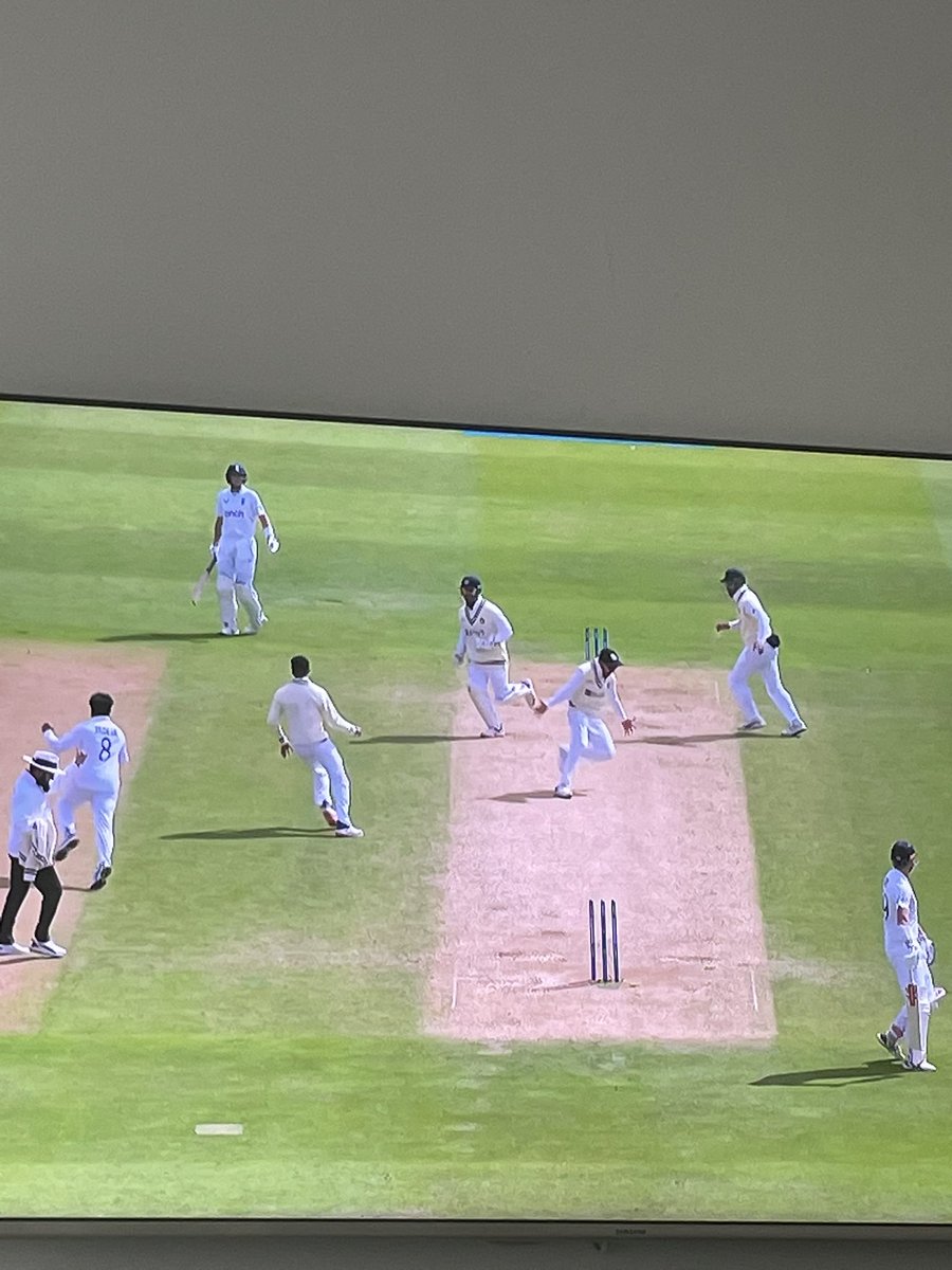 Images that precede unfortunate events. #ENGvsIND #ENGvIND #Kohli #Root #Bairstow