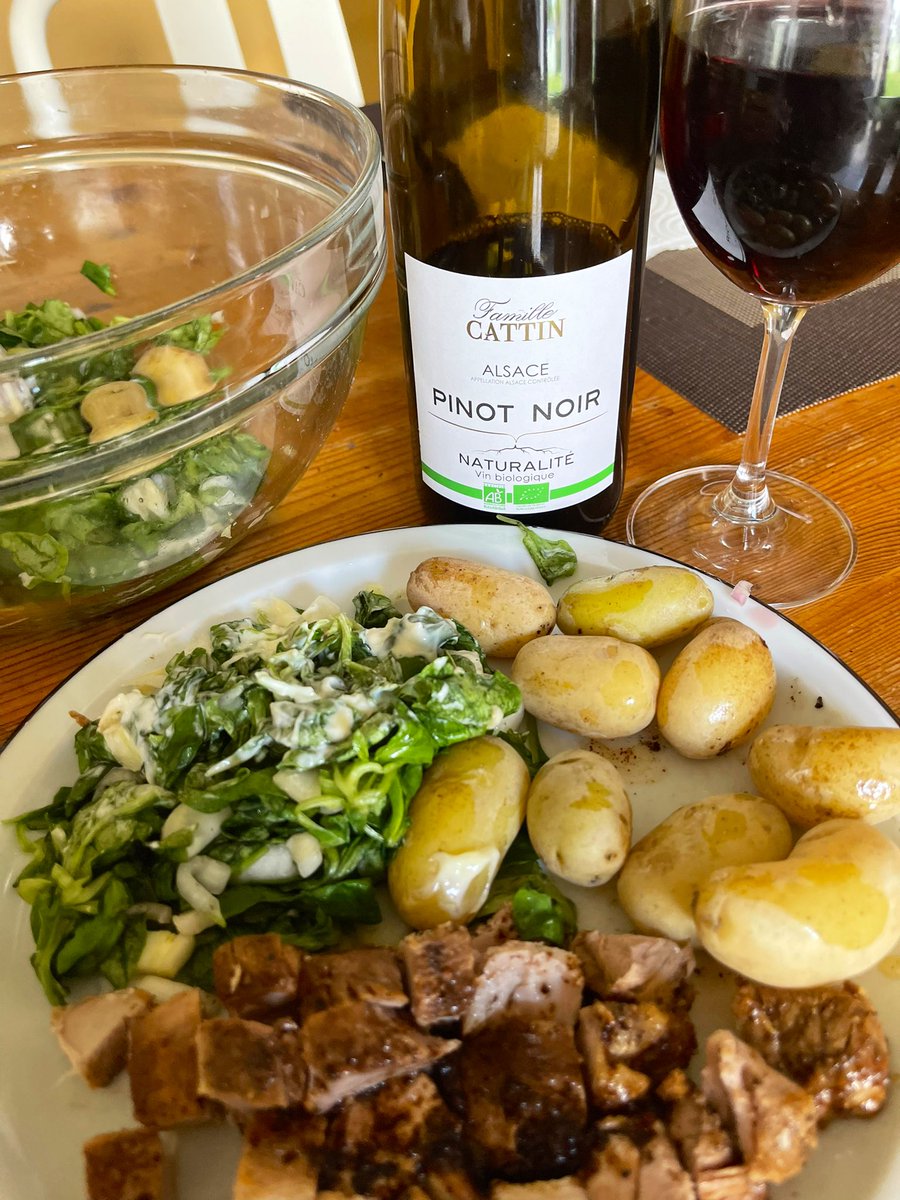 joukesp's tweet photo. #TuesdayLunch #LeftoverLunch #ColdCuts #Coleslaw #Endive #SpringPotatoes #Alsace #PinotNoir
Last of the pork roast w coleslaw/endive & fresh spring potatoes. ´
‘20 Pinot Noir by Famille Cattin, Alsace.
Excellent bargain @ 4,99€!
My advice: buy 1 & taste! Back for more!
88-90 https://t.co/cOOyzhi1mK