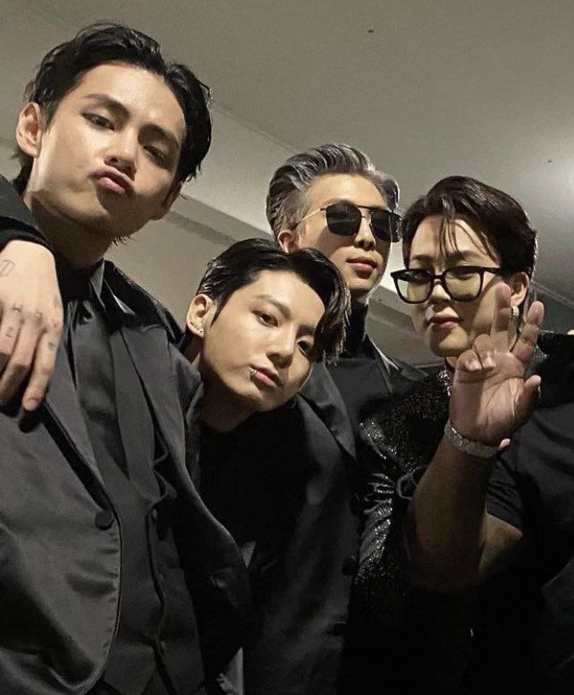 gguksthetix's tweet photo. OH. so what do you call this line? https://t.co/tDyFRoWazN