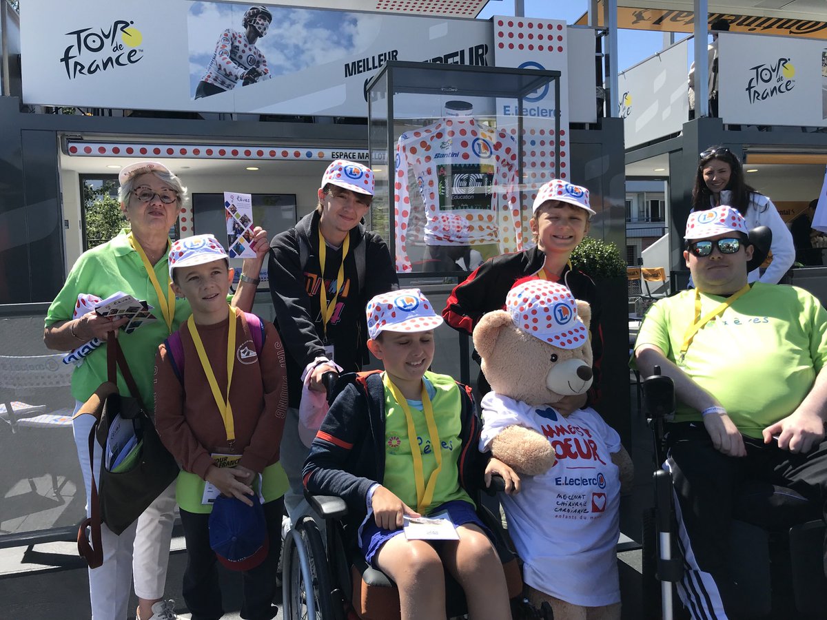 DM_Giulia's tweet photo. Timéo, Noa, Quentin, Mathis et Gabin, 10 à 18 ans sont en train de réaliser leur rêve sur le #tourdefrance2022 grâce à l’association Rêves qui œuvre pour les enfants gravement malades #dunkerque « On a vu la caravane de l’étage du Kursaal !! » https://t.co/AwVHDYQL5z