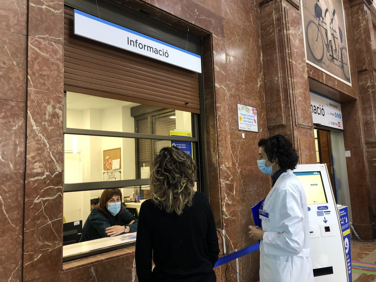 vallhebron's tweet photo. Usem la tècnica de l’ombreig per millorar l’experiència individual del pacient quan és a #VallHebron. Previ consentiment, professionals d'Atenció i Participació Ciutadana els acompanyen com si fossin la seva ombra quan tenen visita o una prova.

Més:
https://t.co/ieKwQ8XkTw https://t.co/tjXOxIebej