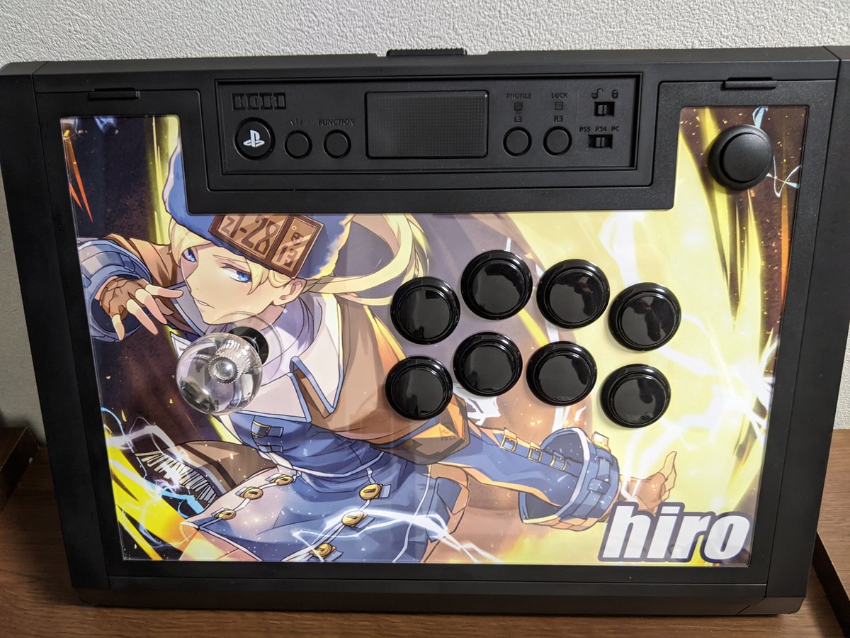 hiro08660056's tweet photo. #GuiltyGearStrive 
#GGST 
#GGST_MI 
#MilliaRage 
#アケコン 

ミリア11番カラー(Ver セプテムヴォイシズ)のアケコンが出来ました！

イラストはあおてん(@aoten_arekore)様、印刷はアケ魂(@akeconshop)様へ依頼しました

あおてん様、躍動感溢れる素晴らしいイラストありがとうございました！😂 https://t.co/SN80vwDe9r
