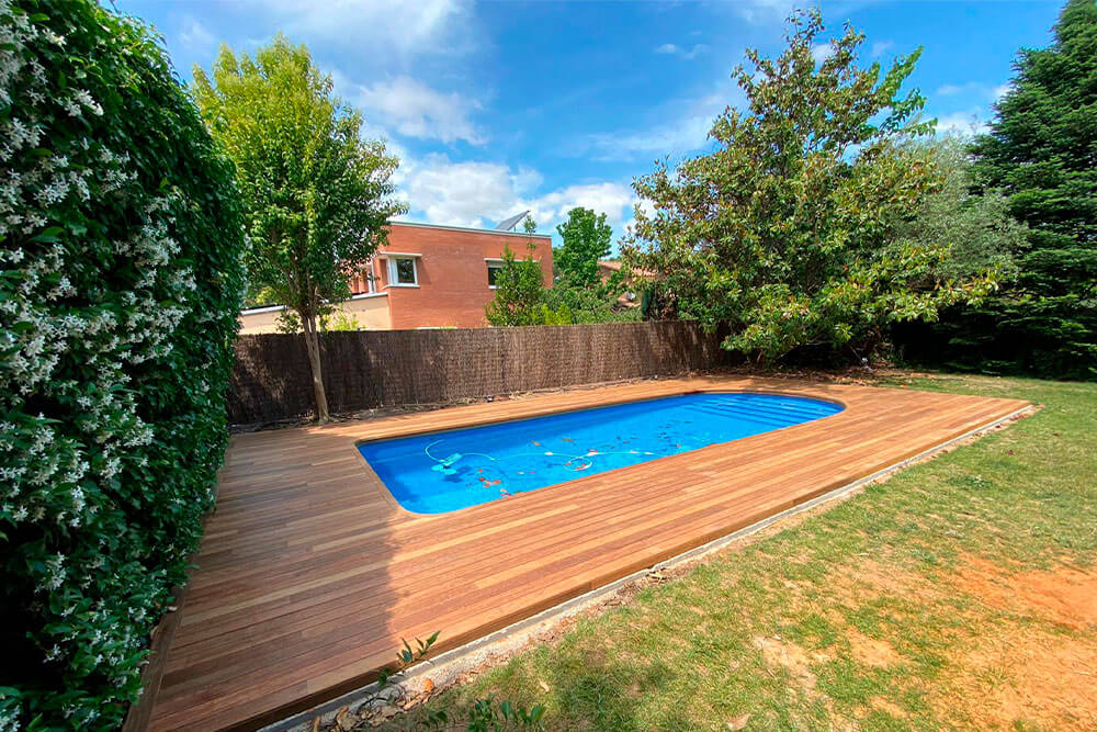 💡🔝 Rodear tu piscina con madera es una opción que ofrece muchas ventajas, comenzando por el diseño. Este material tiene un aspecto natural que se mimetiza a la perfección con el resto de santjustparquets.com/piscina-con-ta…