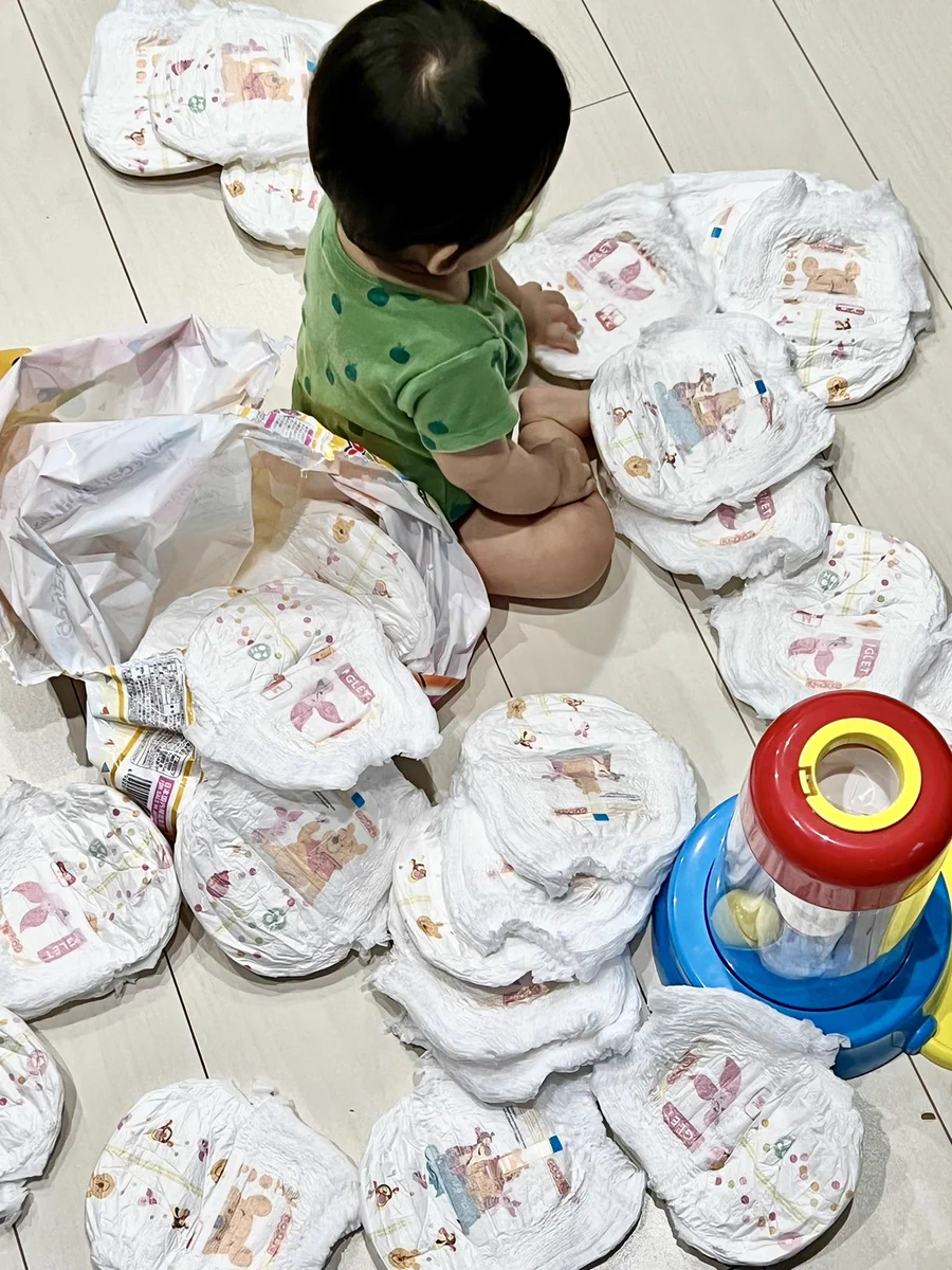静かだな…と思ったら、オムツの検品をしていた我が子が微笑ましい！？