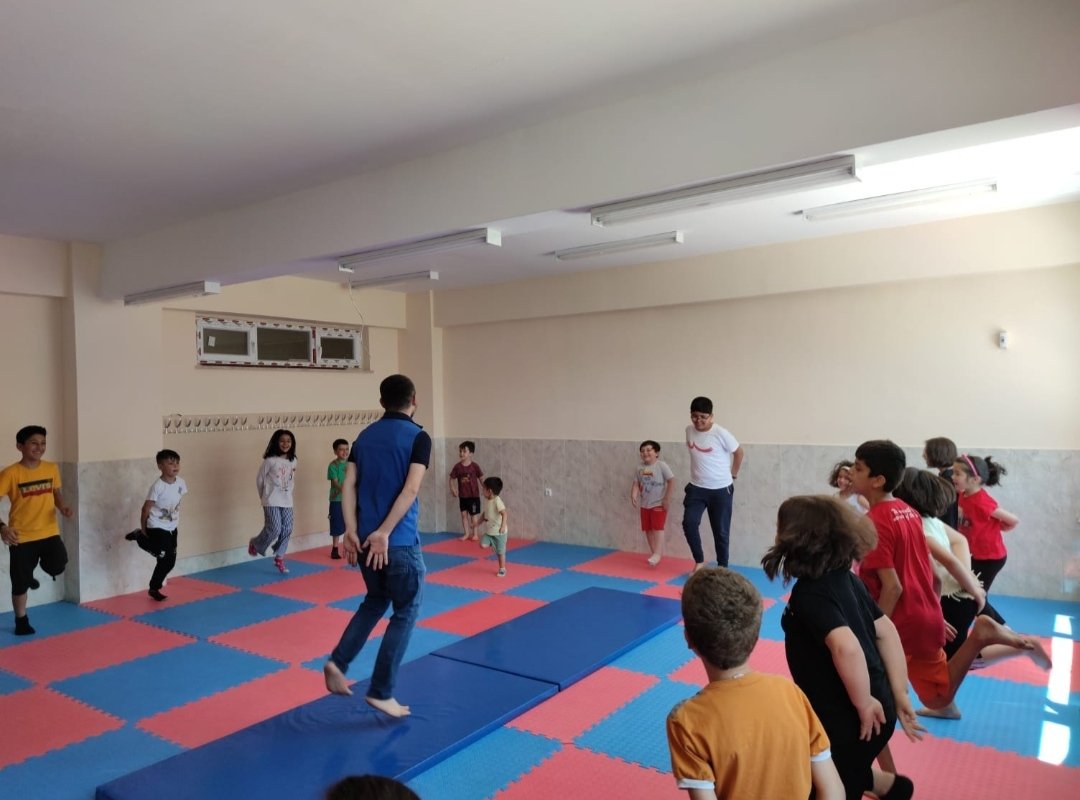 Kuran Kursu aralarında Beden eğitimi öğretmenimiz Yakup Sinan Akyol ile cimnastik aktivitelerimiz.
Önce kalbe sonra bedene yüklüyoruz.