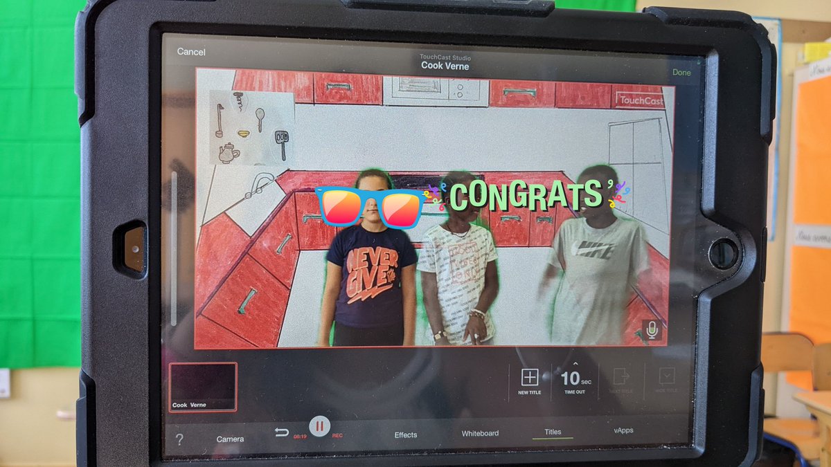 CM1Verne's tweet photo. #WebTv la suite ! #EMI @LeCLEMI Enregistrement de quelques rubriques et de notre "journaliste plateau" avec #TouchCast. 🎥 Mais pourquoi ce contour vert autour de nos reporters, contour qui n y était pas lors de notre première webTv ? 😳😥 @DANEVersailles @Franck_Dubois https://t.co/28dDSidI9t