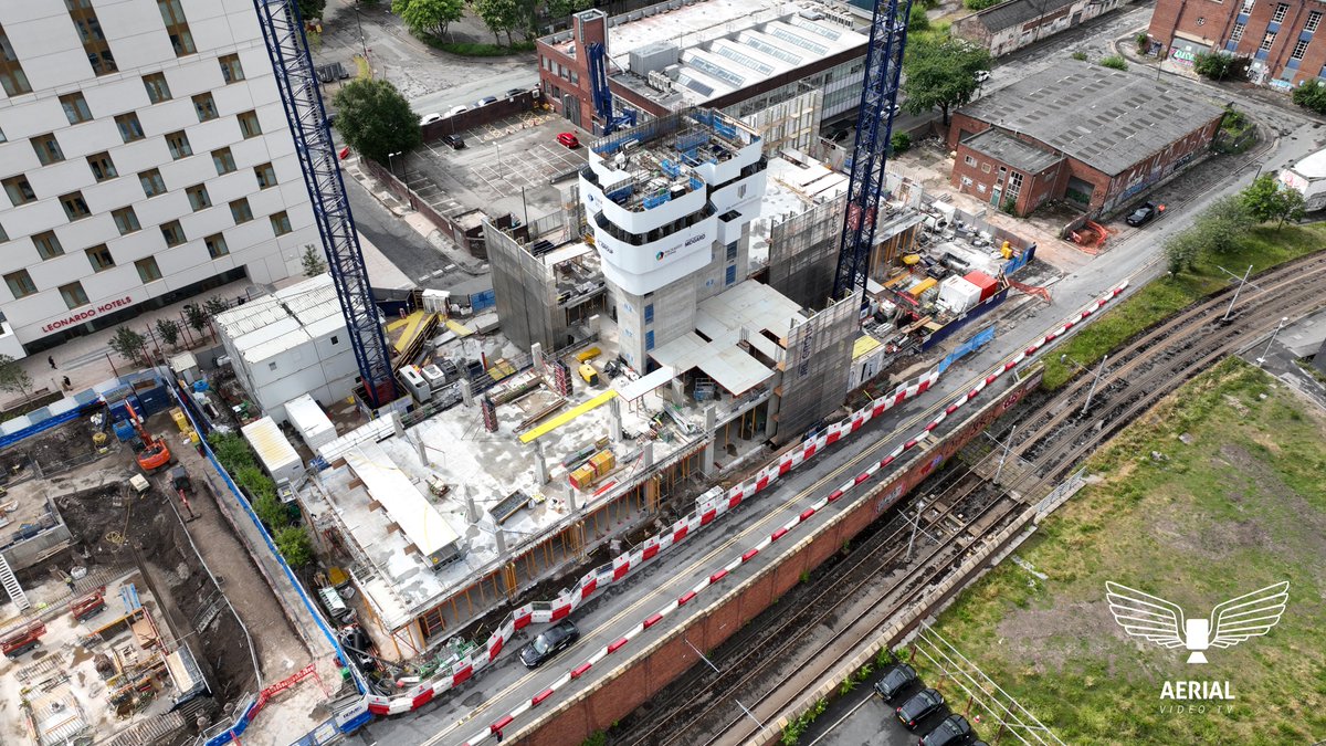 AerialVideoTV's tweet photo. Full steam ahead for The Castings - Manchester from @PackagedLiving in Piccadilly East.
.
.
.
#slipform #living #construction #resi #crane #vibrant #concrete #jrlgroup #residential #mixeduse #UK #aerialphotography #uav #AerialVideoTV https://t.co/pzpEM5HFQA