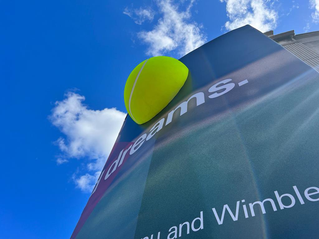 MediaAbseiling's tweet photo. How cool is this 3d wrap we installed for Wimbledon! 🎾 #buildingwrap #banner #3d #signage #buildingadvertising #branding #ropeaccess #abseiling #tennis #wimbledon https://t.co/9j2jBseXvH